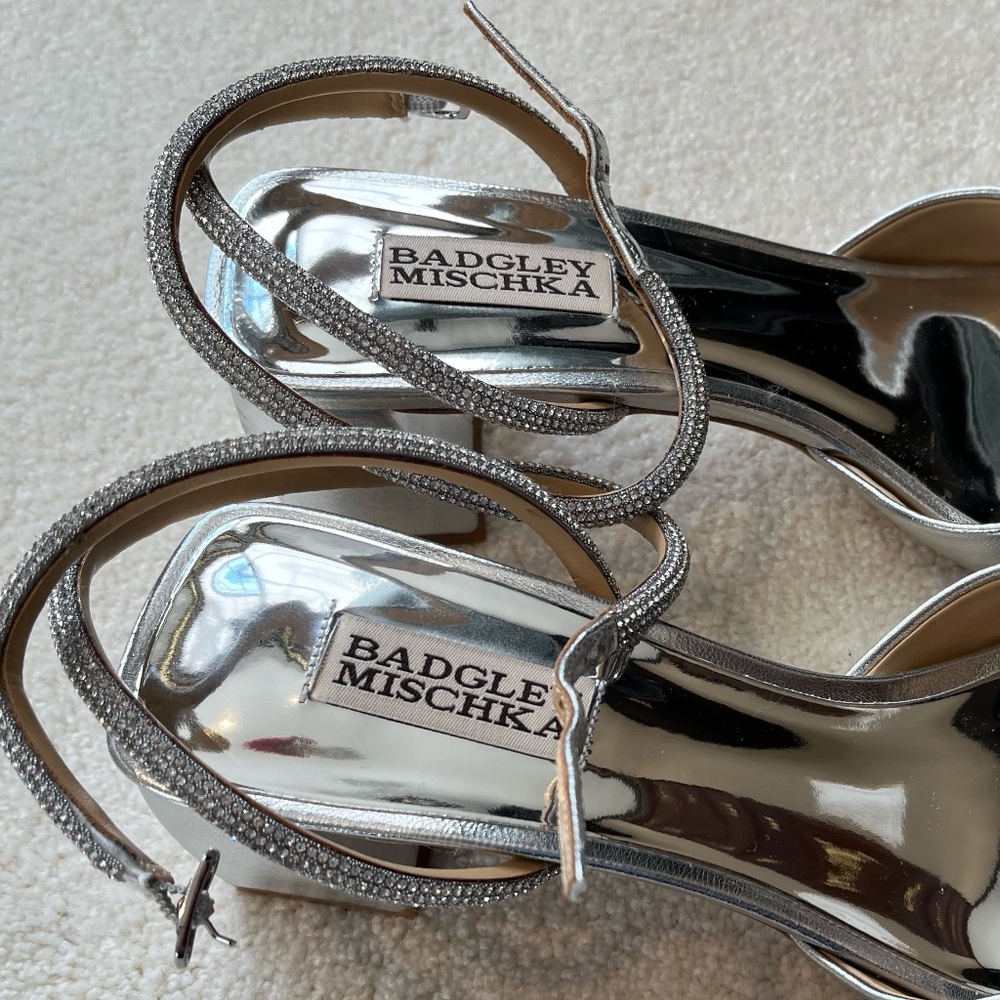 Badgley Mischka Silver Infinity II Leather Block Heel Sandals - Size 8-1/2M - Picture 5 of 16